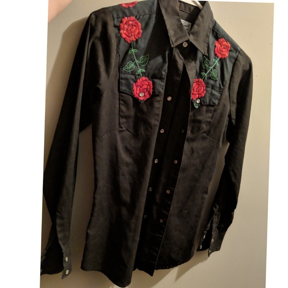 Western Embroidered Rose Long Sleeve Button Up